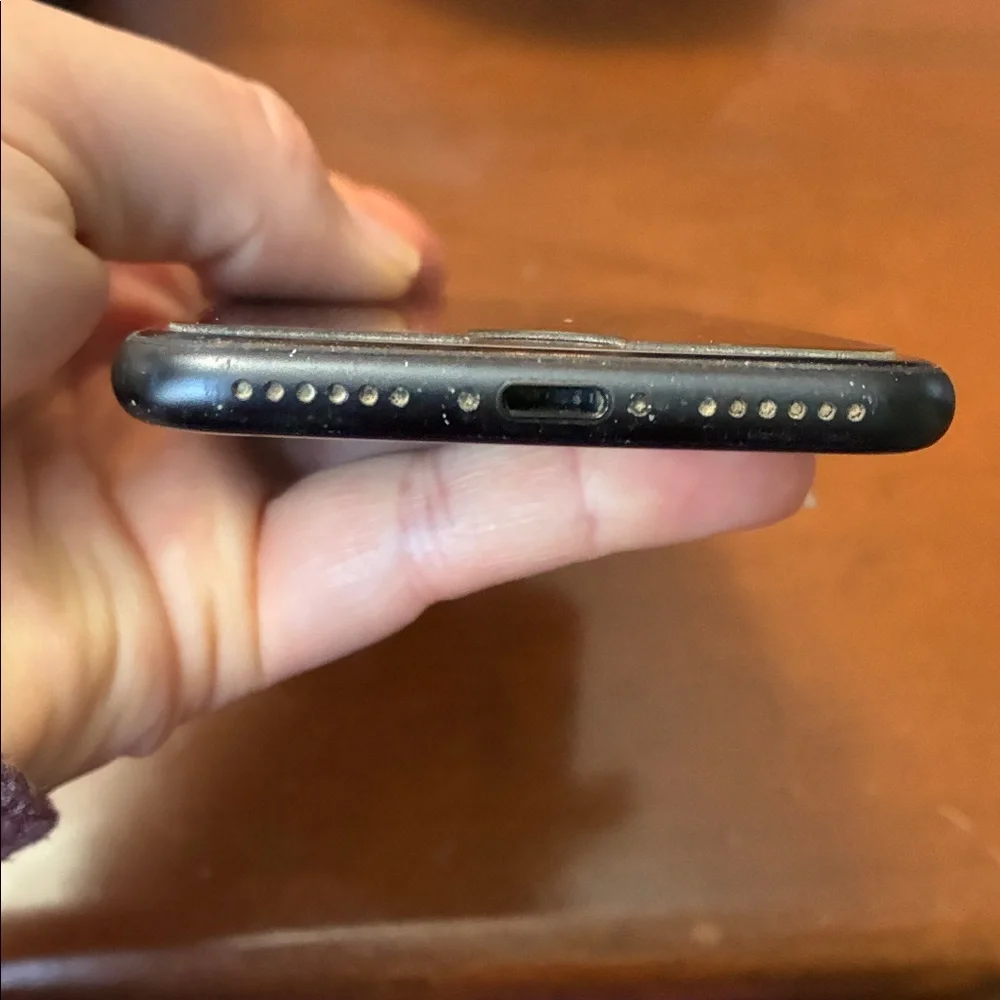 Apple iPhone SE (2022) Black with Clear Case